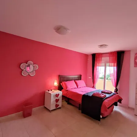 With 4 Bedrooms Only 300 Meters From The فيلة *